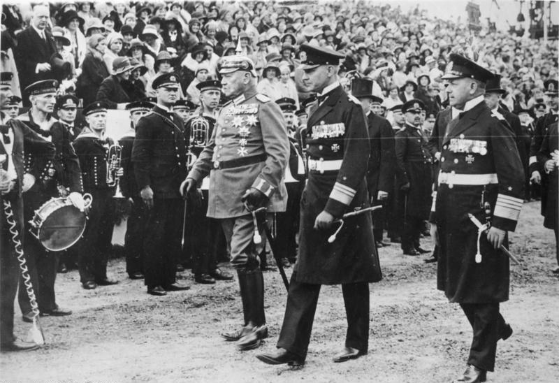 Paul von Hindenburg und Erich Raeder beim Stapellauf des Panzerschiffs Deutschland
