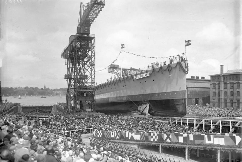 Das Panzerschiff Deutschland beim Stapellauf in Kiel vor einer großen Zuschauermenge, 19. Mai 1931